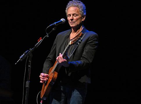 Bíróság elé állt Lindsey Buckingham állítólagos zaklatója; nem bűnösnek vallotta magát