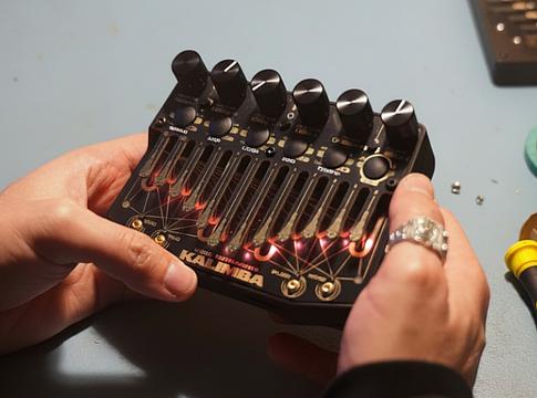Bastl Kalimba: hordozható szintetizátor, ami tényleg kalimbaként játszható