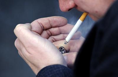 Füstmentes generáció: az Egyesült Királyság életre szóló dohányzási tilalmat vezet be