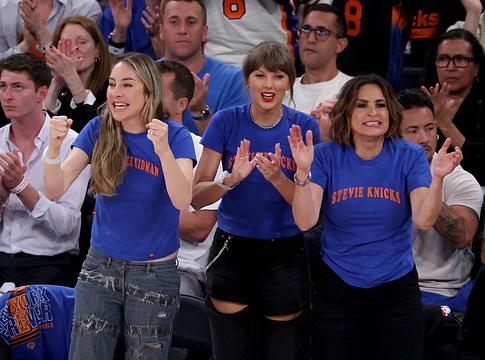 Hank Azaria kiakadt Taylor Swift courtside jegyein a Knicks döntőjén