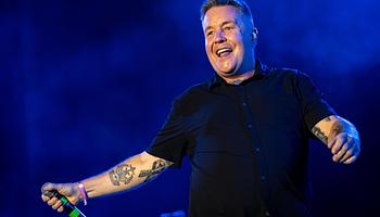 A Dropkick Murphys frontembere Macklemore mellett állt ki