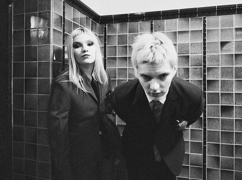 A The Molotovs dühös lendülettel rúgja be az ajtót a „Get A Life” kislemezzel