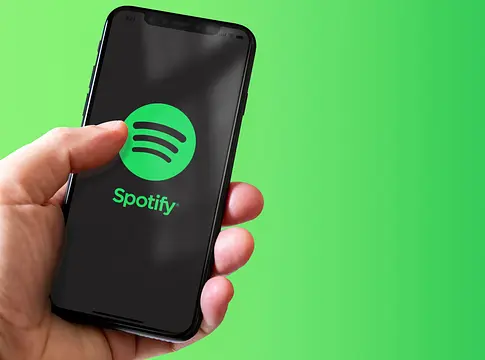 A Spotify több mint 57 ezer drogot népszerűsítő podcast-epizódot törölt