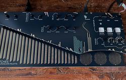 Puremagnetik Etches – érintésérzékeny szintetizátor looper funkcióval