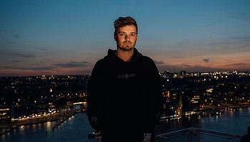 Megérkezett Martin Garrix és a U2 közös Fireflies videója