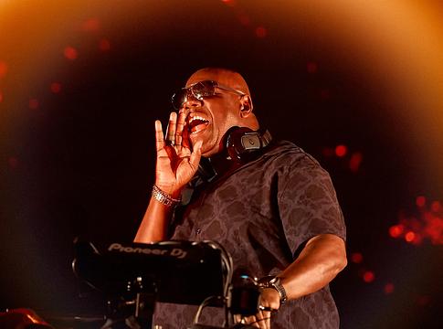 Carl Cox új megvilágításba helyezi James Brown ikonikus üzenetét