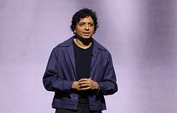 M. Night Shyamalan is ott volt Charli XCX új turnéjának nyitányán