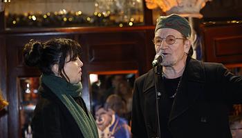 Bono és Imelda May karácsonyi utcazenei koncerttel segítette a dublini hajléktalanokat