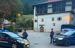 Illegális rave-re gyűltek össze százak Comano Terménél