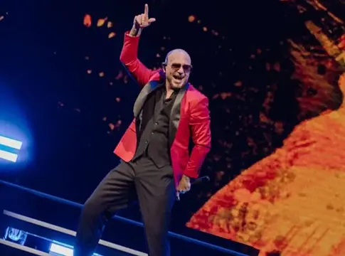 Pitbull kopaszsapkás Guinness-rekordra készül Londonban, sportközvetítés-szerű streammel