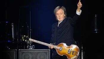 Gyanakvó szomszéd miatt módosul Paul McCartney kertje – új fát kér a tanács