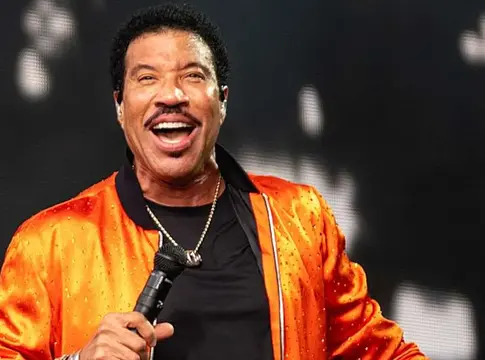 Lionel Richie hangvédjegyet kér négy híres sorára