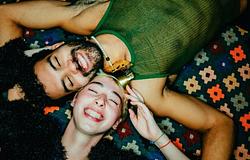 Miért nem kezdeményeznek a fiatal férfiak? – A megközelítési szorongás jelensége