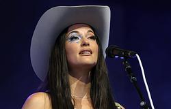 Kacey Musgraves lóháton érkezett, és új dalokat mutatott be a Coachellán