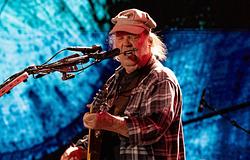 Neil Young váratlan szólófellépéssel tért vissza Vancouverben