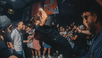Tánczene kaotikus öröme Yushy lencséjén át: újra megjelenik a Rave to the Grave