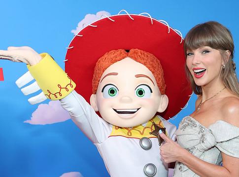 Taylor Swift és Randy Newman duettben adta elő a You’ve Got A Friend In Me-t a Toy Story 5 premierjén