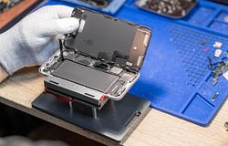 Az EU 2027-től könnyen cserélhető mobilakkuhoz köti az értékesítést