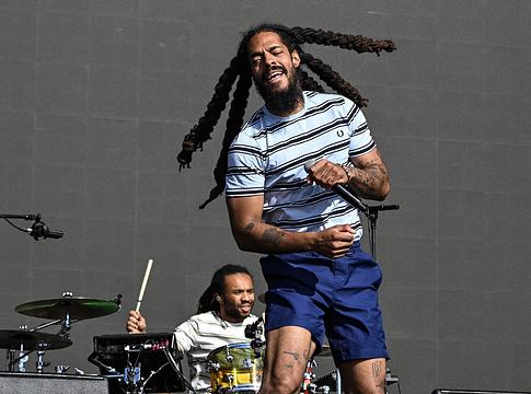 Bob Vylan frontembere visszavágott a British Airways döntésére – politikai nyomásról beszél