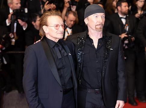 Bono és The Edge teljes akusztikus koncertje elérhető a Woody Guthrie-díjátadóról