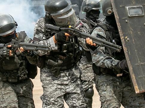 Vérfürdő Rio de Janeiróban – 64 halott a Comando Vermelho elleni nagyszabású rendőri razziában