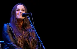 Alanis Morissette zsarolással vádolja volt turnémenedzserét