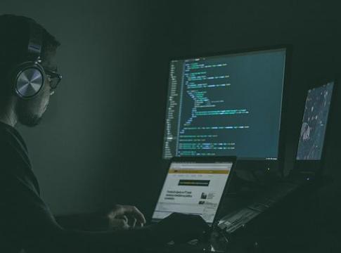 Az EDM titkos fegyver a programozók sikeréhez? Egy új kutatás szerint lehet benne valami