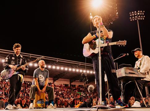 Coldplay brit turnéja Hullban indult: humor, slágerek és támogatás