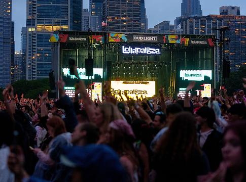Lollapalooza 2026: egy vizelettel teli zacskó miatt robbant ki vita a fesztiválhigiénéről