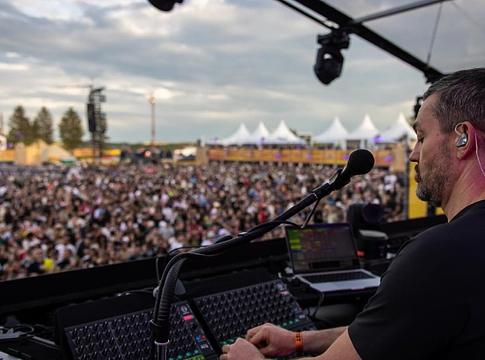 Fritz Kalkbrenner ingyenes koncerttel és fagylalttal lepi meg a rajongókat Berlinben