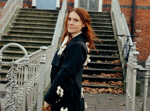 Kate Nash Sinead O’Connor Famine-ját dolgozta fel, új versszakkal és írfurulyával