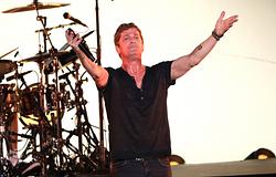 Rob Thomas mikrofonállvánnyal találta fejbe zenésztársát koncert közben