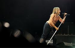 Iggy Pop klasszikusokkal robbant, koporsóban gurult le a színpadról a Coachellán