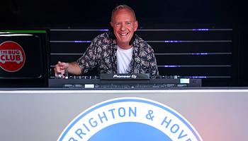 Fatboy Slim rögtönzött szettet játszott a brightoni antifasiszta felvonuláson