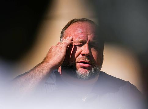 A The Onion átveszi az Infowars-t: paródiaplatformot indítana, Sandy Hook-családok támogatásával