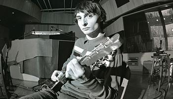 Finn Wolfhard új albummal jön: itt az első dal a Fire From The Hipről