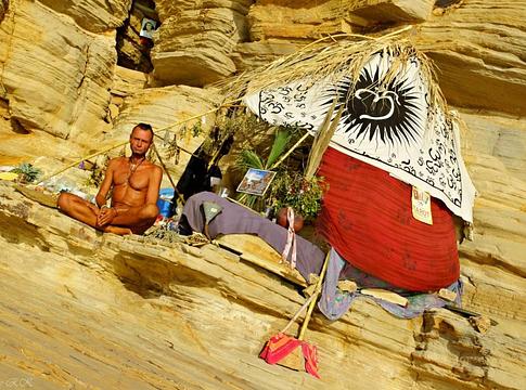 Kiürítették a Punta Galera-i barlangot: egykori DJ élt benne