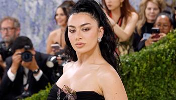 Charli XCX albumfilmje új szintre emeli a Music, Fashion, Film világát