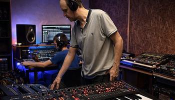 Professzionális stúdióképzés hátrányos helyzetű fiataloknak Caliban