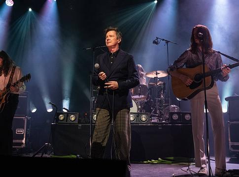 Rick Astley meglepetésvendégként lépett színpadra a Blossoms koncertjén