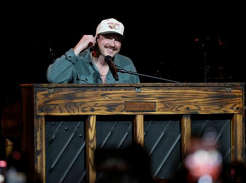 Hanghiba után felborította a zongorát Morgan Wallen Denverben