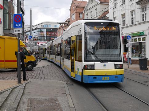 Techno-villamossal tüntettek Schwerin fiataljai az ifjúsági terekért