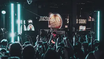 Dave & Buster’s országos rave-turnéval tölti meg a késő estét