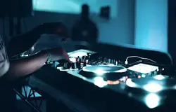 AI, sync gomb és CDJ-k: miért nem tudja a technológia leváltani a DJ-ket?