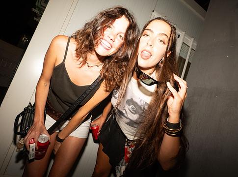 Hinds új feldolgozással ünnepli a Viva Hinds évfordulóját