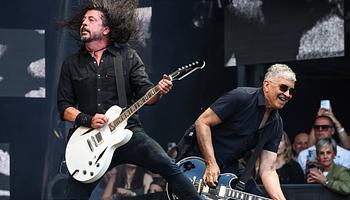 Dave Grohl és Pat Smear berobbant egy rajongó „Monkey Wrench” karaokejába a Foo Fighters londoni buliján
