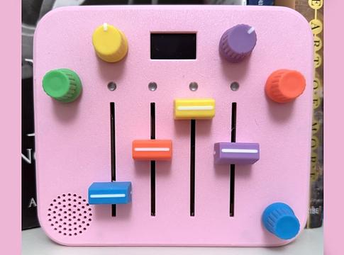 Alma: rózsaszín, 3D-nyomtatott mini szintetizátor egy londoni apukától