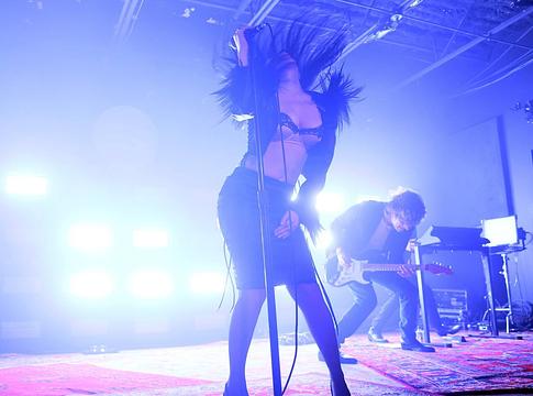 Charli XCX 25 dolláros jegyekkel nyitja meg turnéját a rajongók előtt