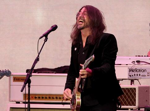 Foo Fighters lebegős Window-előadással járt Colbertnél
