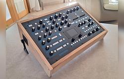 SYNTHR10 – kézzel épített francia analóg szintetizátor a Prophet örökség nyomán